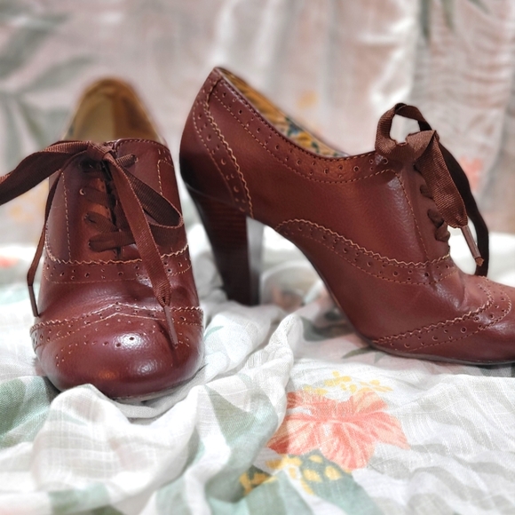 Brown heels size 8 - Picture 2 of 6